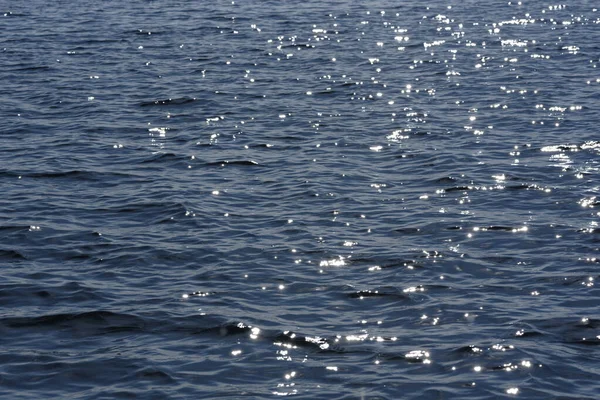 Närbild av havet i rörelse i sunlinght — Stockfoto