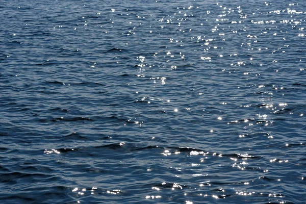 Närbild av havet i rörelse i sunlinght — Stockfoto