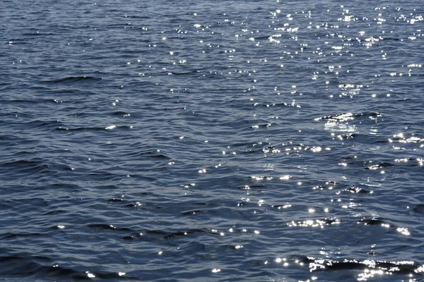 Close-up van de oceaan in beweging in de zon — Stockfoto