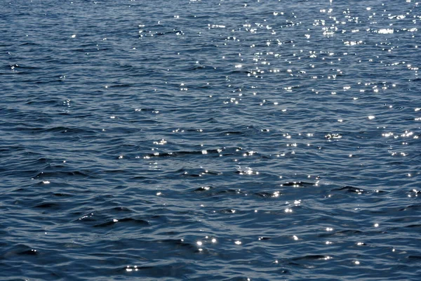 Närbild av havet i rörelse i sunlinght — Stockfoto