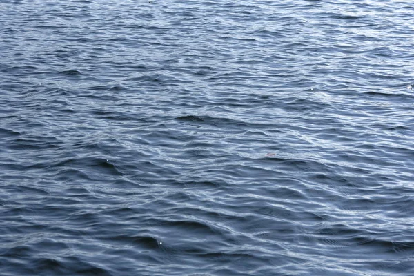 Närbild av havet i rörelse i sunlinght — Stockfoto