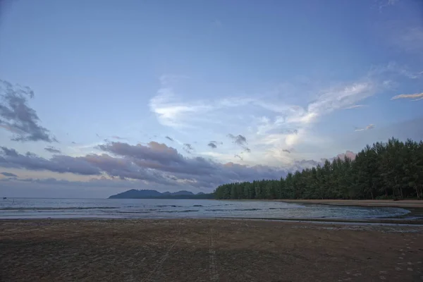 Emply vue sur la plage de l'océan de l'île éloignée au crépuscule — Photo