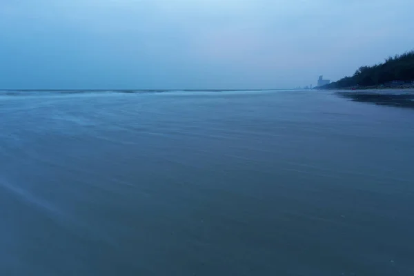 Pusty widok na ocean z odległego miejsca o zmierzchu, samotna wędrówka po ciemnej plaży — Zdjęcie stockowe