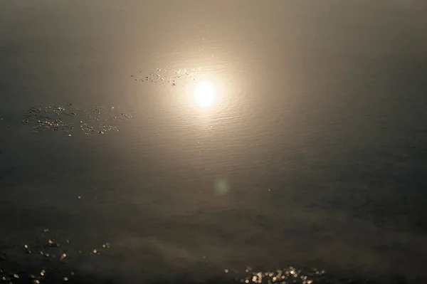 Jezioro ze słońcem i chmurą w refleksyjnym tle nieba — Zdjęcie stockowe