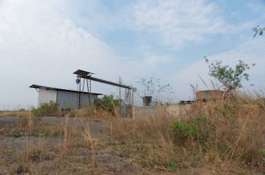 Terk Edilmiş Gizemli Bina Phetchaburi, Tayland 'daki bunaltıcı arazide ayrı.