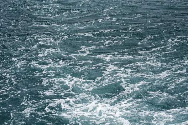 Detailní záběr na tapety na hladině oceánu ve slunečním světle — Stock fotografie