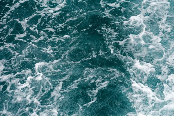Un gros plan de la surface des vagues océaniques fond d'écran à la lumière du soleil — Photo