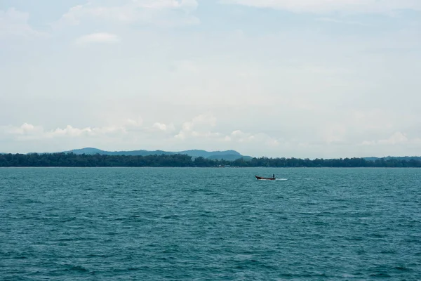 Petit bateau balustrade dans l'océan près de l'île éloignée — Photo