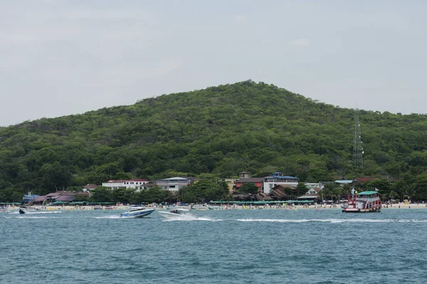 Thaïlande. 2019, le 14 avril. Bateau touristique sur l'océan en direction de l'île de Koh Larn — Photo