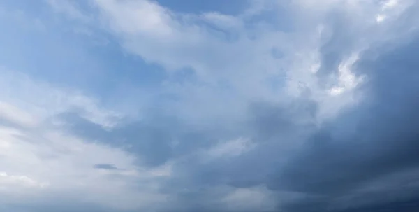Bouřkové mraky za soumraku, náladová náhrada oblohy — Stock fotografie