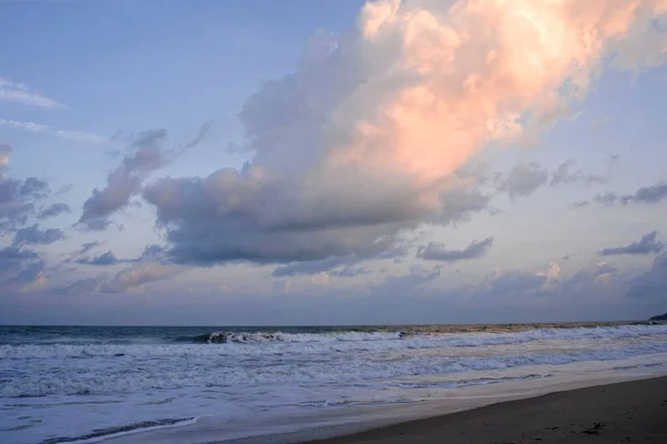 Brzeg w cieniu. Pokojowa Tropikalna Plaża w Tajlandii — Zdjęcie stockowe