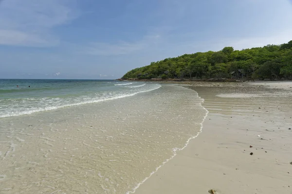 Rivage à l'ombre. Plage tropicale paisible en Thaïlande — Photo