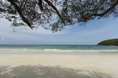 Gölgenin altında kıyıda. Tayland 'da huzurlu tropik plaj