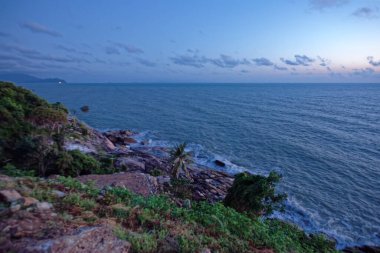 Okyanus manzaralı dağ başörtüsü gökyüzü ve sahil arasındaki temiz hava ufku.