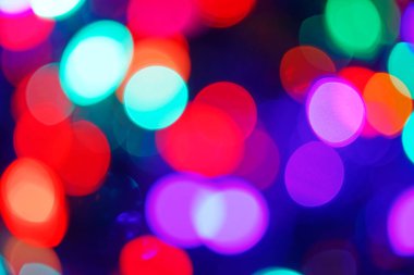 Mavi doğal bir arka planda çoklu renkli Bokeh, odaklanmamış