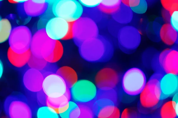 Bokeh multicolorido em um fundo natural azul, desfocado — Fotografia de Stock