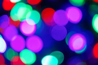 Mavi doğal bir arka planda çoklu renkli Bokeh, odaklanmamış