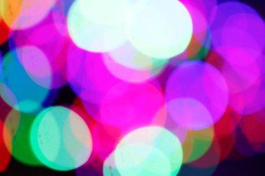 Mavi doğal arka planda devasa bir çoklu renk Bokeh 'i.