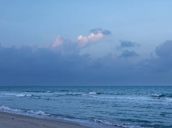 Spokojny ocean plaży zmierzch z głębokim błękitnym niebem i fale bryzy. — Zdjęcie stockowe