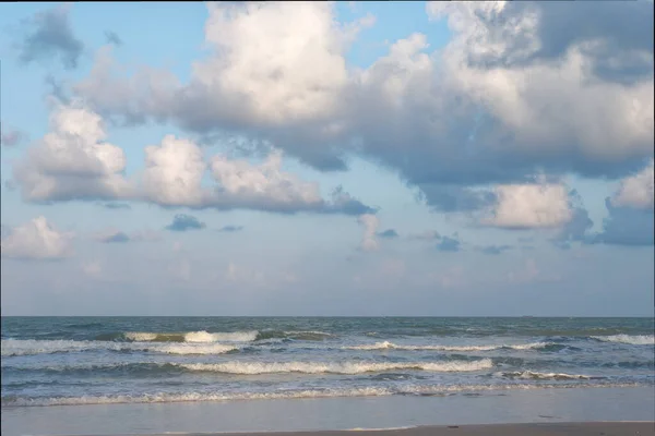 Spokojny ocean plaża zmierzch zachód słońca z jasnym błękitnym niebem i bryza fale. — Zdjęcie stockowe