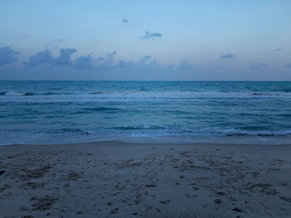 Spokojny ocean plaży zmierzch z głębokim błękitnym niebem i fale bryzy. — Zdjęcie stockowe