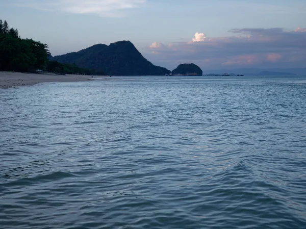 Coucher de soleil paisible sur la plage de l'océan avec un ciel bleu profond et des vagues de brise à Kanom, Thaïlande — Photo