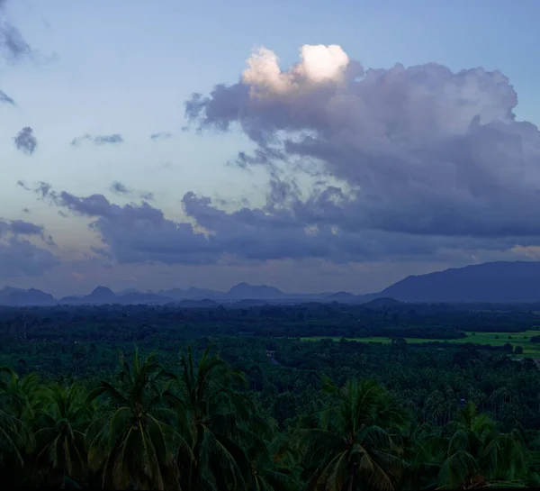 Tranquilo nuvem fofa sobre a montanha tropical ao nascer do sol na Tailândia — Fotografia de Stock