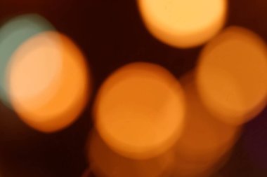 Mavi doğal bir arka planda çoklu renkli Bokeh, odaklanmamış