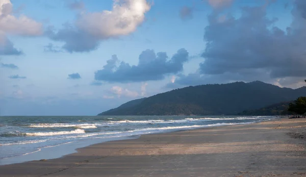 Calme coucher de soleil sur la plage de l'océan avec montagne, ciel bleu vif et vagues de brise à Kanom, Thaïlande — Photo