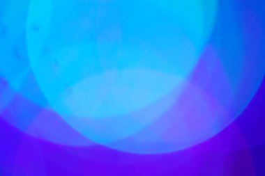 Mavi doğal arka planda devasa bir çoklu renk Bokeh 'i.