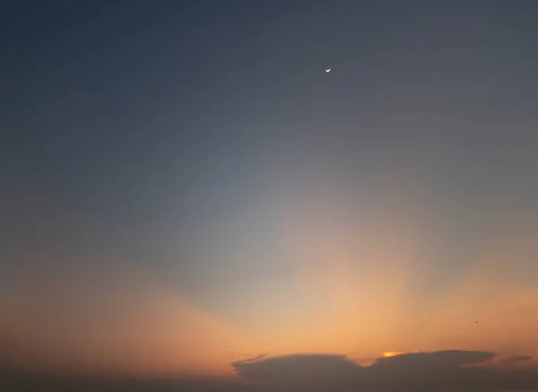 Tranquillo colpo di cielo colorato vibrante con nuvole al tramonto — Foto Stock