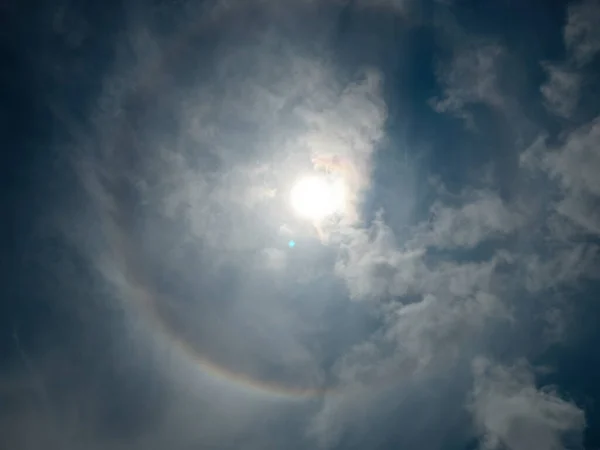 Slunce halo objektiv záře modrá obloha v poledne — Stock fotografie