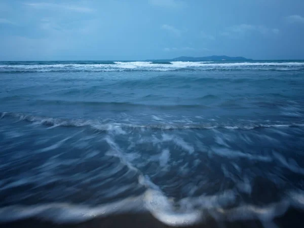 Piękny widok piaszczystej plaży pod zachmurzonym niebem — Zdjęcie stockowe