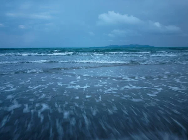 Piękny widok piaszczystej plaży pod zachmurzonym niebem — Zdjęcie stockowe