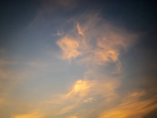 Klidný záběr živé barevné oblohy s mraky při západu slunce ui design pozadí — Stock fotografie