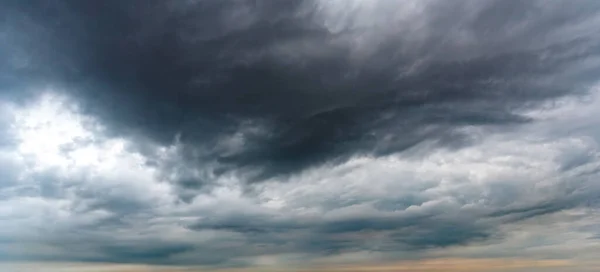 Tormenta nube cumulonimbus azul oscuro — Foto de Stock