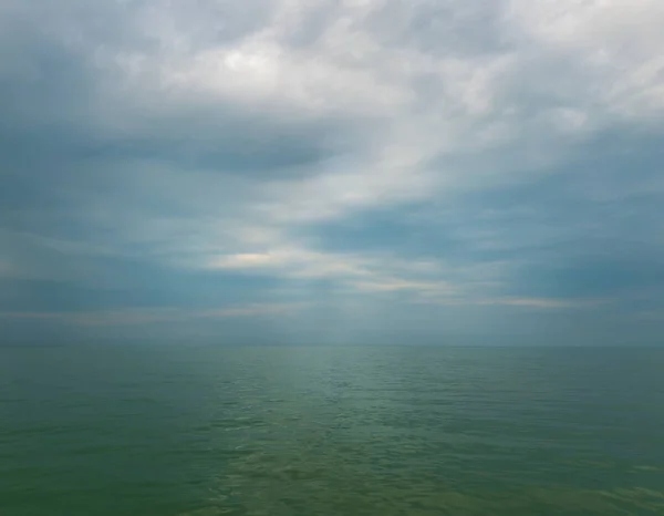 Emplissez l'océan avec un banc de nuages — Photo