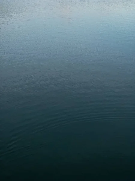 Mörk djup blå Vågor krusning sjö bakgrund — Stockfoto