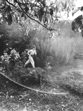 Baloncuk tabancasıyla baloncuk çıkaran kız