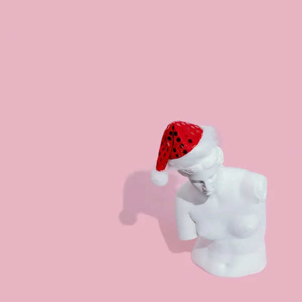 Wit vrouw standbeeld op roze achtergrond — Stockfoto