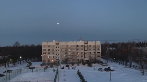 月がアパートの建物の上を通過する — ストック動画
