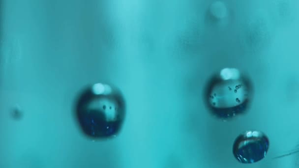 Bubliny vody v modré plastové láhvi stoupají — Stock video