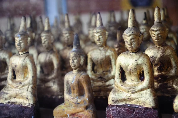 Kleine gouden Boeddha in de tempel — Stockfoto