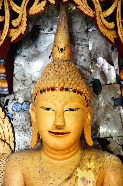 Estátua de Buda Amarelo em Retrato — Fotografia de Stock