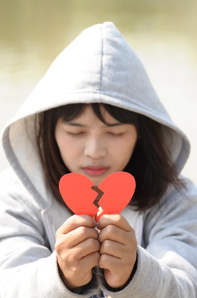 Sad κορίτσι προσεύχεται να συμβιβάσει από κόκκινο σπασμένη καρδιά — Φωτογραφία Αρχείου
