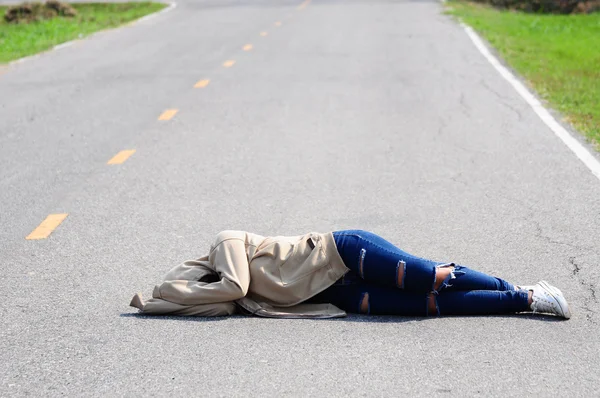 Depressed Girl Sleep on the Road — Stock Photo, Image