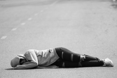 Üzgün ve yalnız kız yolda uyku