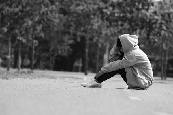 Nerviosa y solitaria chica sentada en el camino — Foto de Stock