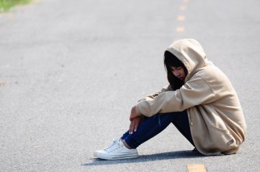 Yolda oturan sinir kız