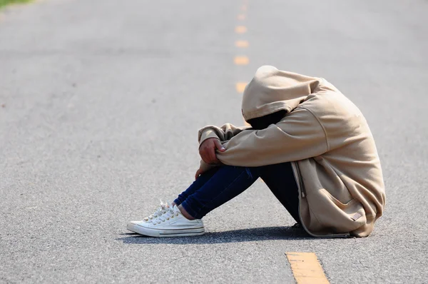 Triste e nervosa menina sentada na estrada — Fotografia de Stock